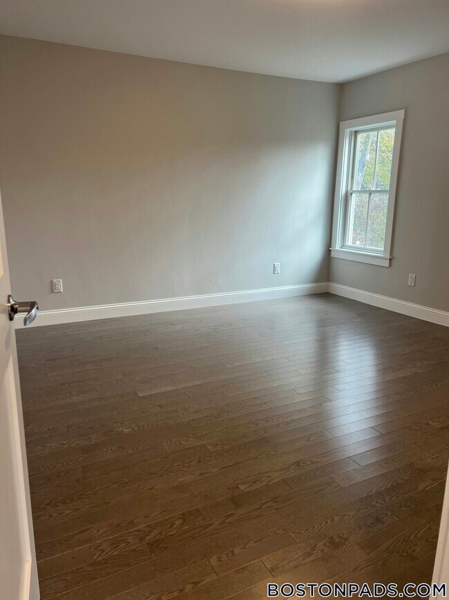 Building Photo - 328 Bank St