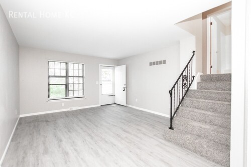 Foto del edificio - Roomy 3-bed 2-bath Duplex w/Fin Lower Leve...
