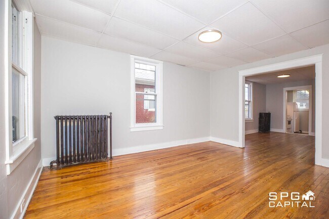 Building Photo - 529 E King St