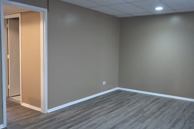 Building Photo - Very spacious condo on Lake Avenue! Lake Terrace #4 3bed/1bath $1650 per month includes assigned ...