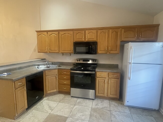 Kitchen - 2111 W Park Dr