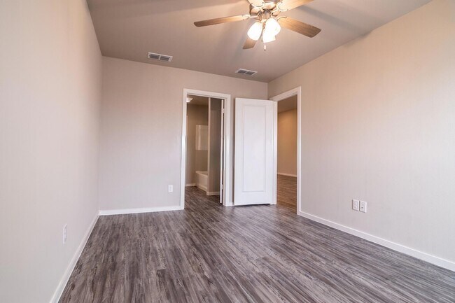 Foto del edificio - 2127 N Texas Ave