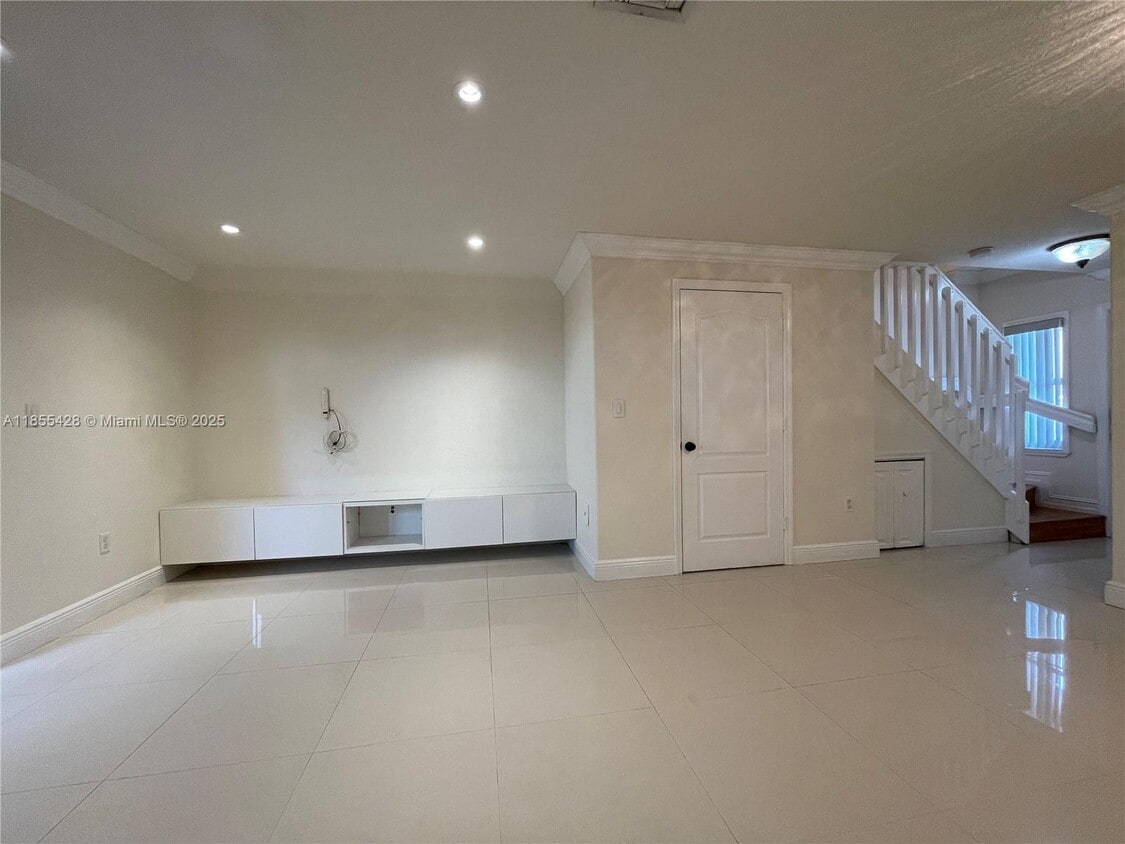 Foto principal - 7915 NW 8th St