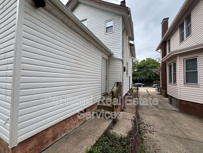Building Photo - 536 Orient Ave