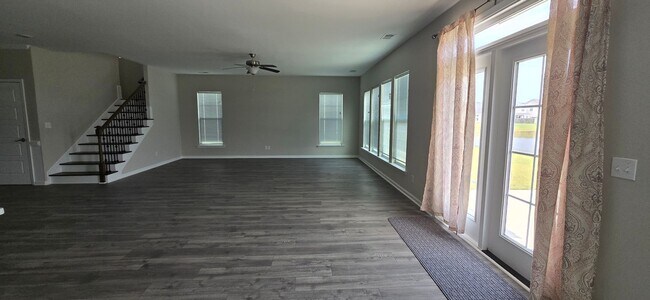 Foto del edificio - MOVE IN READY!