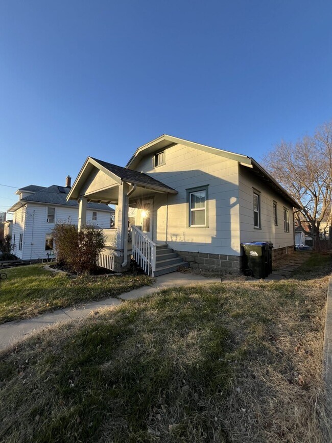 Building Photo - 608 E Court St