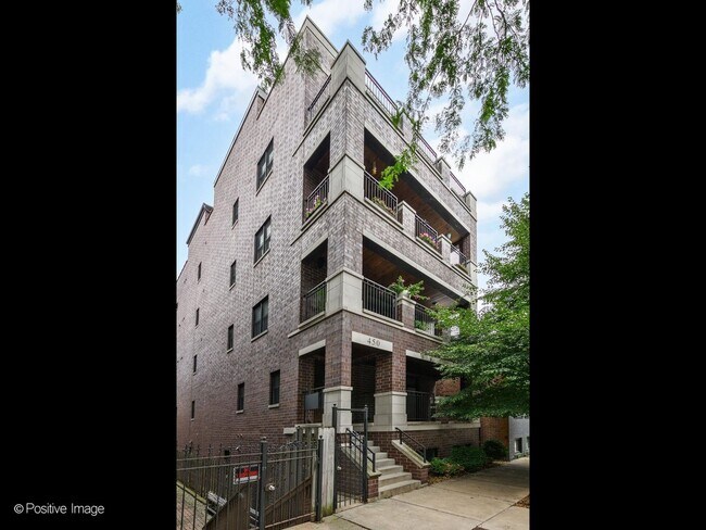 Building Photo - 450 N Sangamon St