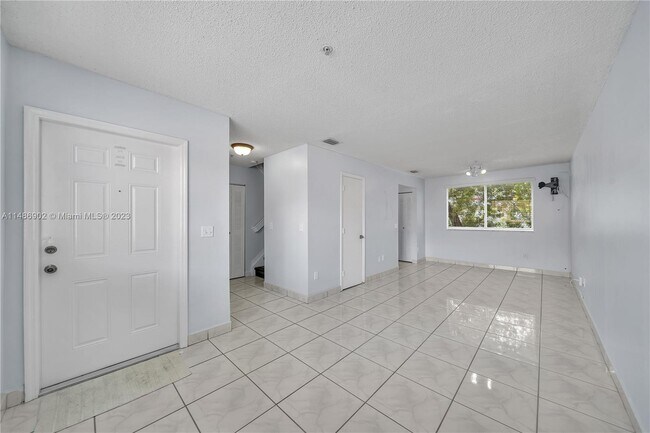 Foto del edificio - 8177 NW 8th St