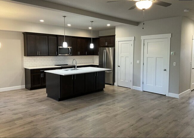 Building Photo - 1054 NE Regan Hill Loop