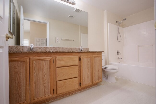 Building Photo - Upstairs 2br unit in upscale NW gated community with pool/spa & gym