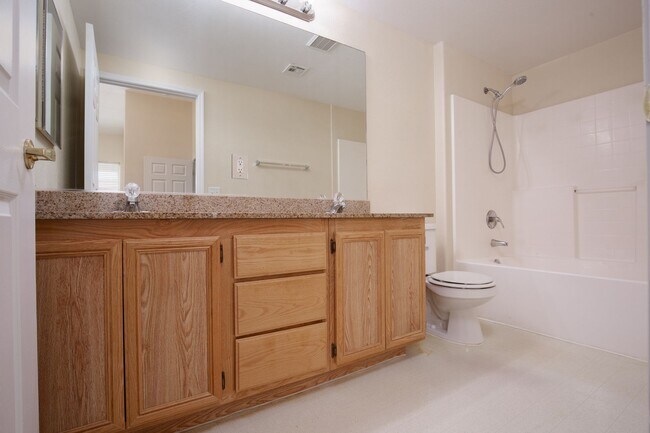 Foto del edificio - Upstairs 2br unit in upscale NW gated community with pool/spa & gym