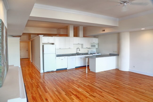 Building Photo - 165 N Canal St