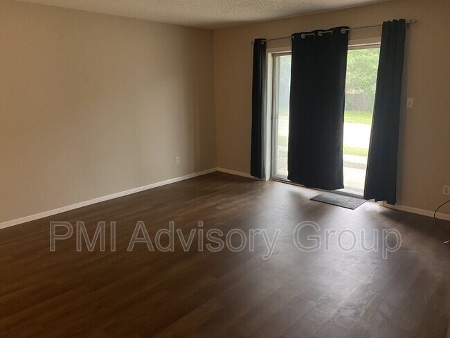 Building Photo - 3101 SW Macvicar Ave