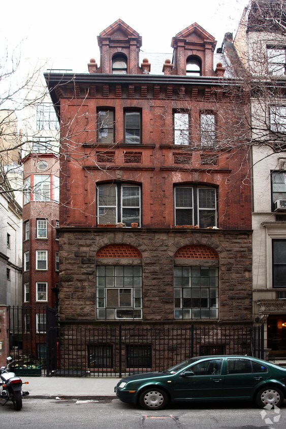 Building Photo - 14 W 68th St