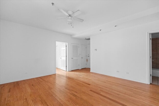 Building Photo - 3706 N Kenmore Ave