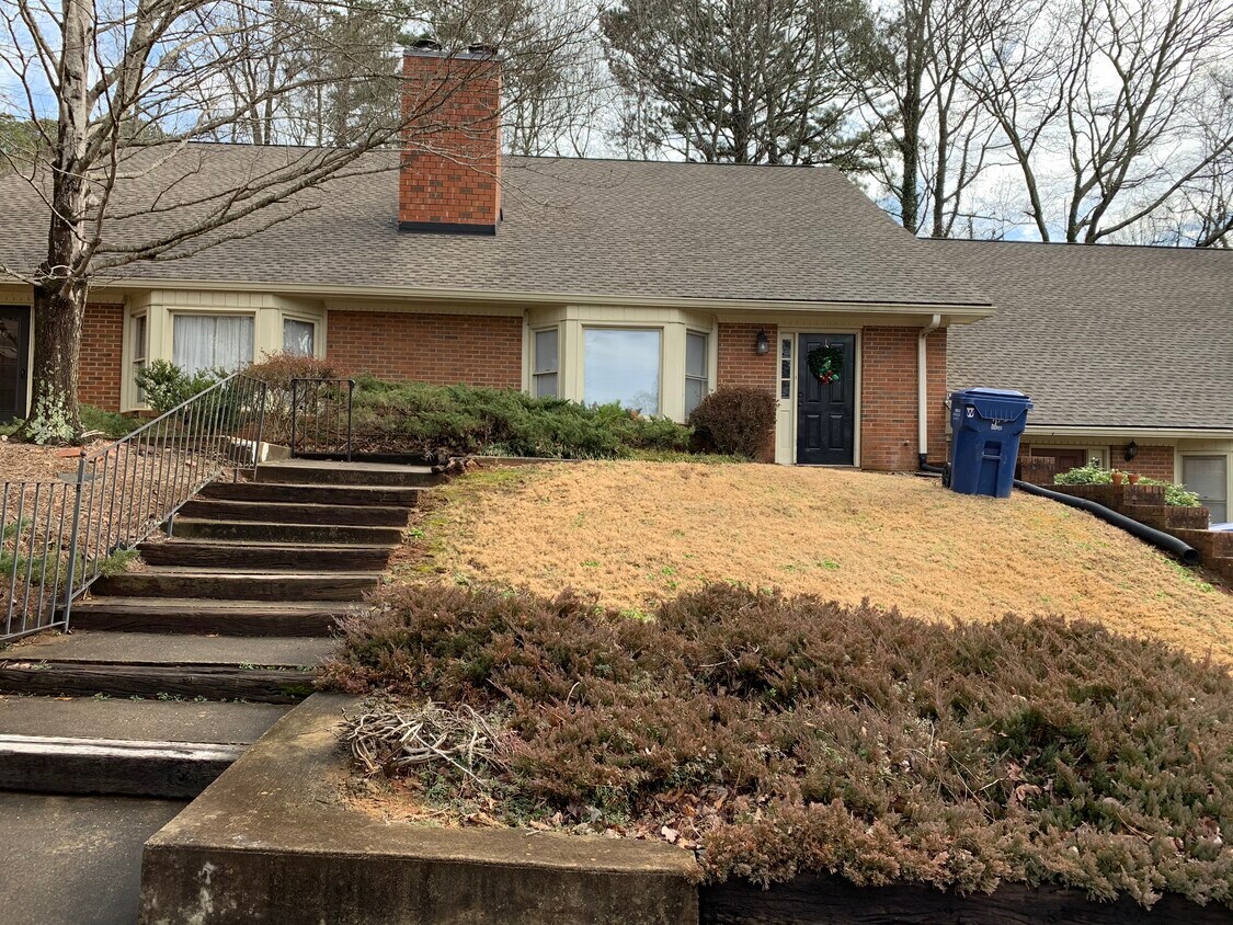 Front - 224 Eaglewood Ct