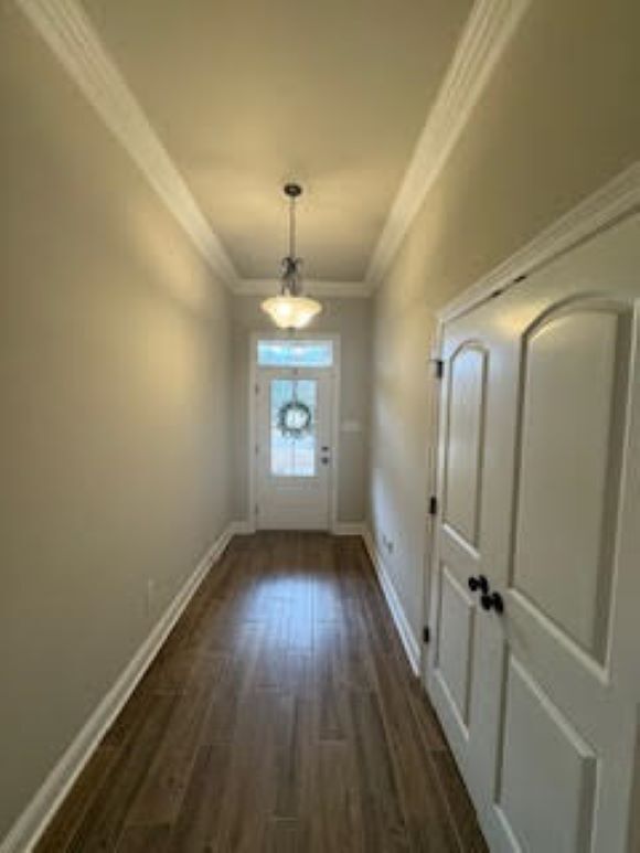 vestíbulo con armario para abrigos - 7463 Knollwood Ct