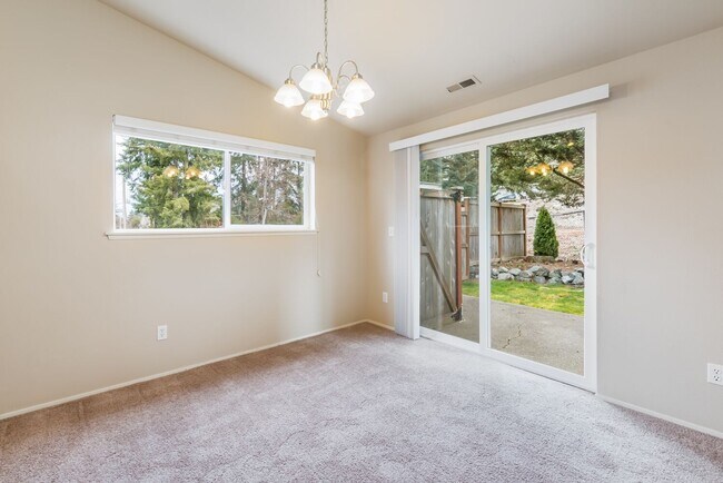 Foto del edificio - Inviting 3 Bedroom/2 Bathroom Duplex in Puyallup! Two Car Garage, Fenced Yard, Cul-de-Sac, New Pl...