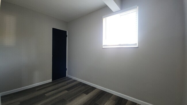 Foto del edificio - 7880 Big Bend Blvd