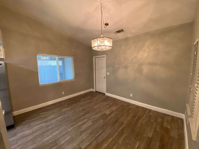 Building Photo - NW Visalia Home Rent Ready!