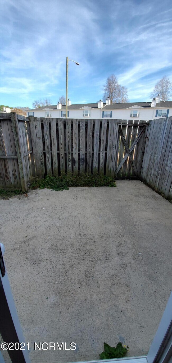 Building Photo - 3919 Sterling Pointe Dr