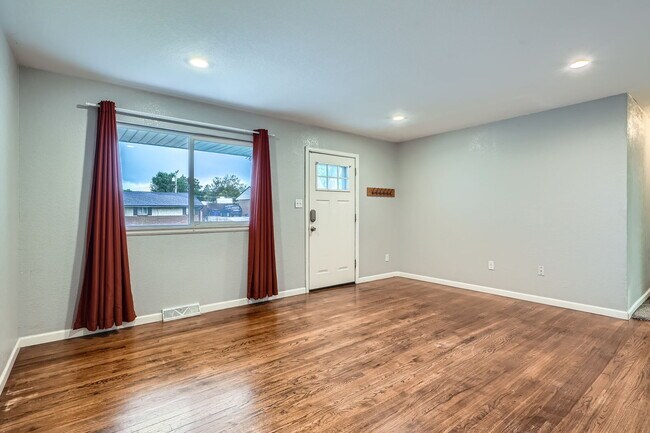 Foto del edificio - 921 Dakin St