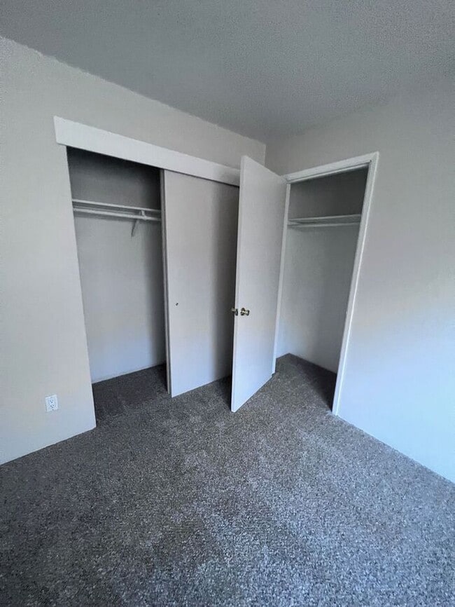 Building Photo - Extra Spacious Upstairs 2 Bedroom in Midtown!