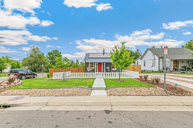 Building Photo - $2,595, 3-bed, 2-bath, located in Denver w...