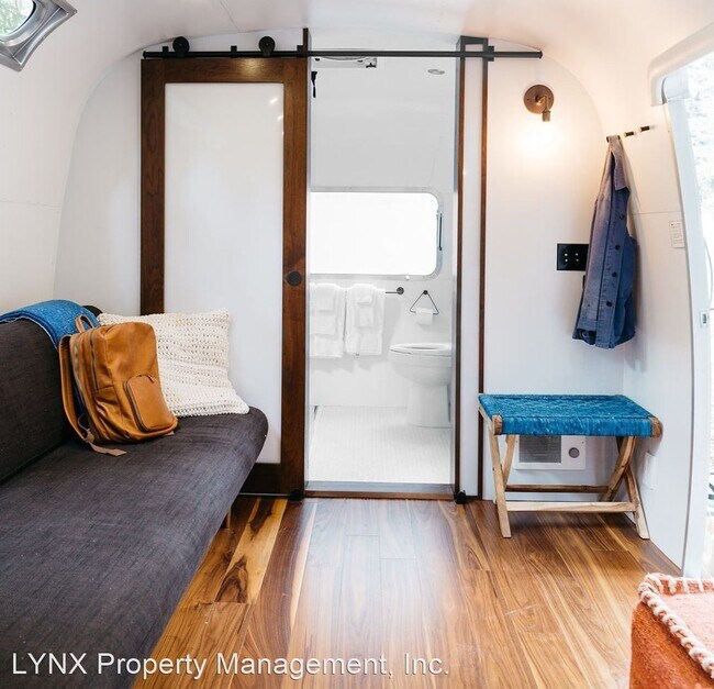 Building Photo - 2717 De La Vina St