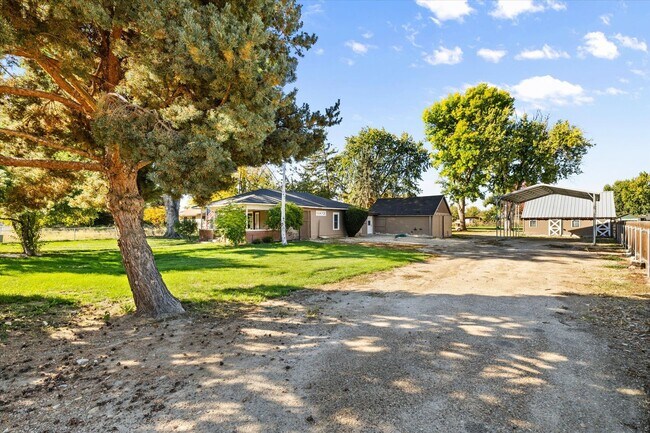 Building Photo - Charming Country Home on 1 Acre – 2 Bed, 1...