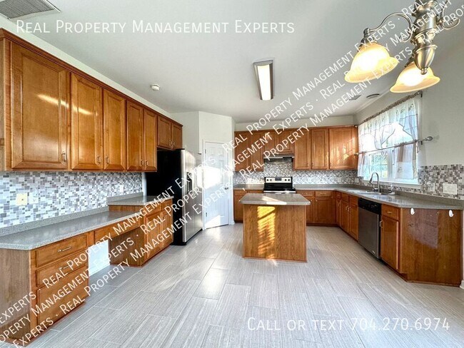 Building Photo - 4 Bed / 2.5 Bath Home on a Cul-de-sac in A...