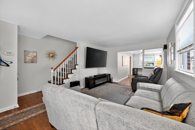 Building Photo - 3 Bedroom, 1 Bath Smart Fully Furnished To...