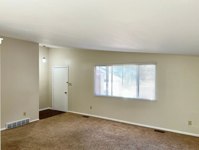 Foto del edificio - 3 Bedroom 2 1/2 Bath Home Nestled on a Qui...