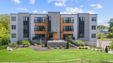 Building Photo - 245 E Main St