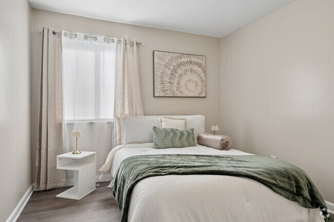 Modelo - 2 habitaciones, 1 baño - 828 pies cuadrados - Dormitorio - Hartwell Cove Apartments