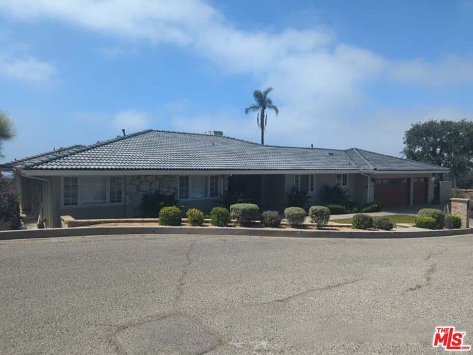Primary Photo - 1156 Las Pulgas Pl