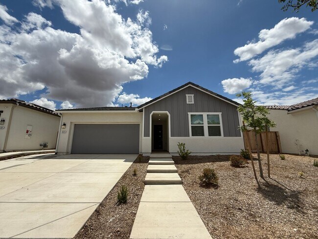 Foto del edificio - 3 bedroom, 2 bathroom home located in the vibrant community of Madera, CA