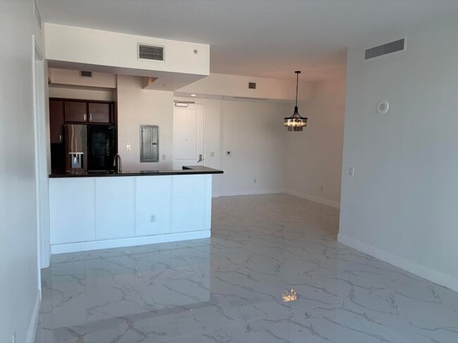 Building Photo - 403 S Sapodilla Ave