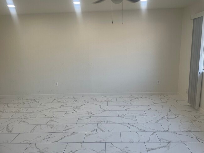 Building Photo - 8119 N 33rd Dr