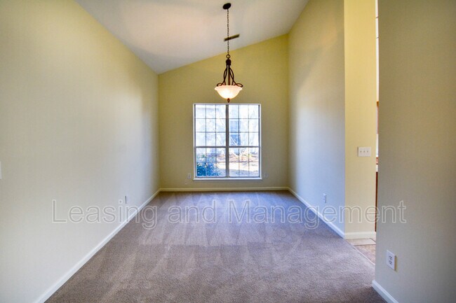 Building Photo - 1919 Oak Tree Ln