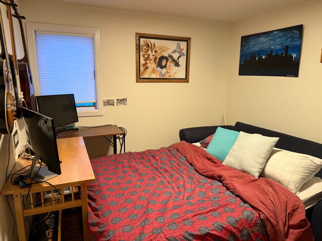 Foto del edificio - 688 Montrose Ave