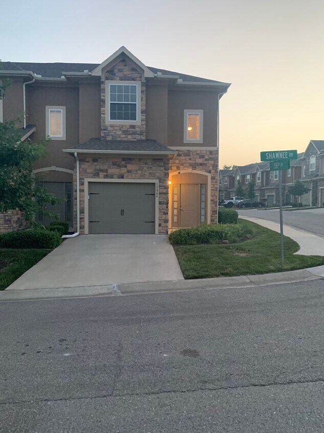 Foto principal - 15864 Shawnee Dr