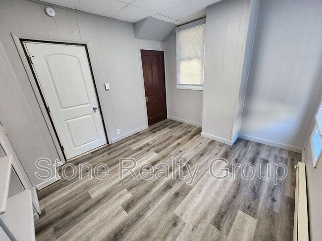 Foto del edificio - 121 Gilbert Ave