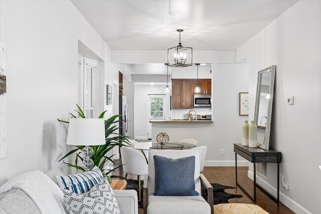 Foto del edificio - 3BR/2BA Wonderfully Updated Single Family Home---JUST GORGEOUS!  GAS, ELECTRIC, WATER, SEWER and ...