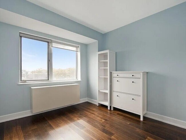 Foto del edificio - 100 Maspeth Ave