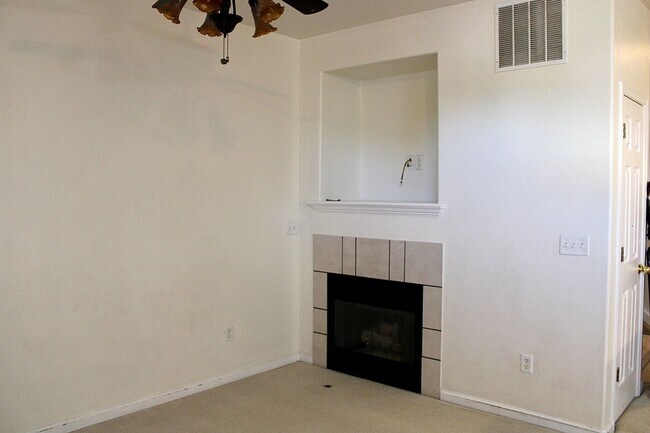 Building Photo - Spacious Fort Collins Townhouse Near Great...