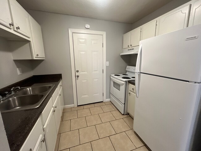 Building Photo - 17 Susan Cv