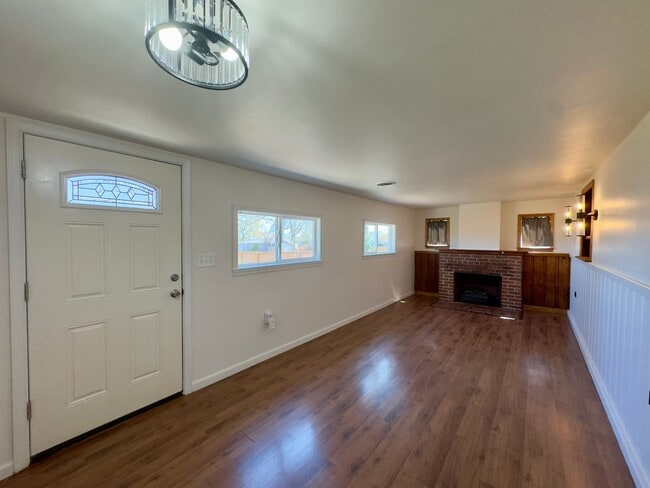 Foto del edificio - Charming 5 Bedroom/2 Bathroom Home with Large Backyard in Essex, MD!