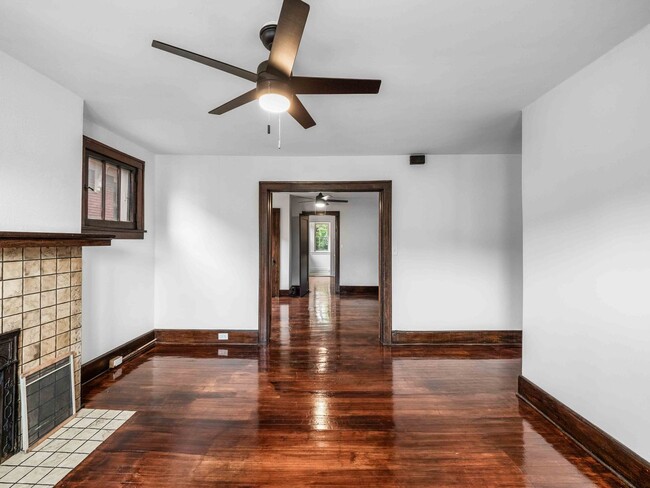 Foto del edificio - READY FOR MID-MAY!! FULLY RENOVATED 1 -BED...