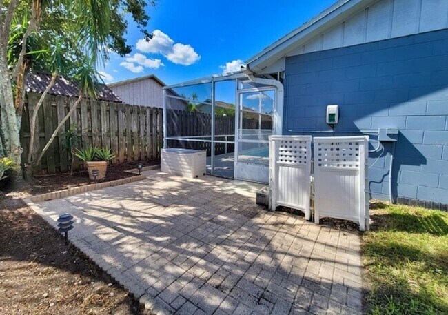 Foto del edificio - Charming 3-Bedroom Home with Pool, 2-Car Garage, and Tile Flooring Throughout!